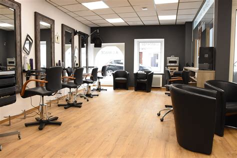 Salon de coiffure - A Annecy, le 10 bis avenue de Chambéry est une adresse bien connue des amateurs de looks capillaires parfaitement maitrisés ! Bienvenue chez Ciseaux d’Argent, ou CDA pour les habitué.e.s : ce salon de coiffure tenu par Margaux, professionnelle passionnée, est un concentré de bien-être et de créativité.